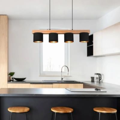 Lustre bois et noir style suspension dans une cuisine avec quatre sources lumineuses 